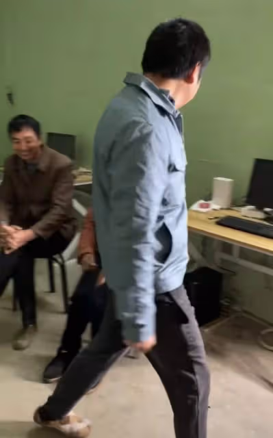 牛愛芳夫婦公開幕後團隊,稱員工都是家人,環境簡陋被疑臨時拼湊
