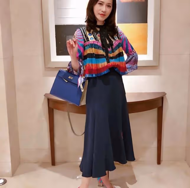 59歲女星轉行賣珠寶成富婆,百萬名牌包裝狗太奢侈,稱已買包成癮