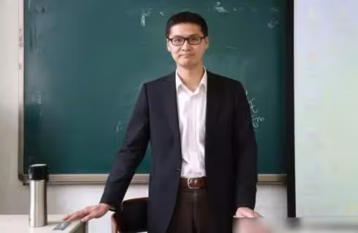 憑「法外狂徒張三」爆紅，卻因一條微博退網，羅翔到底得罪了誰？