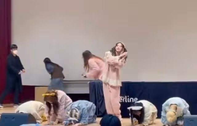 21歲女愛豆不跪韓粉獲好評,明星下跪時惹爭議,杜海濤曾跪權志龍