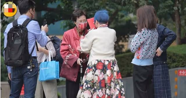 庾澄慶為媽慶90大壽!嬌妻攜一雙兒女罕露臉,伊能靜大兒子未現身