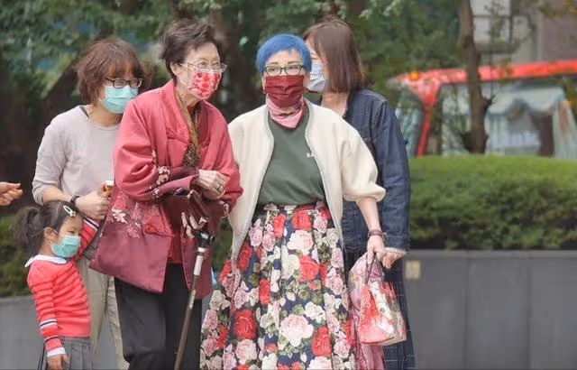 庾澄慶為媽慶90大壽!嬌妻攜一雙兒女罕露臉,伊能靜大兒子未現身