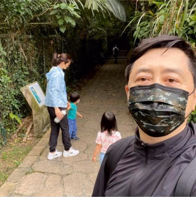 庾澄慶為媽慶90大壽!嬌妻攜一雙兒女罕露臉,伊能靜大兒子未現身