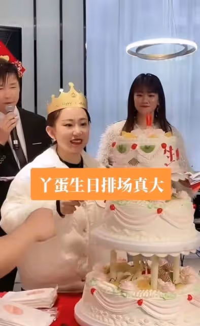 趙本山徒弟丫蛋慶35歲生日,切三層蛋糕排場大,肚子隆起疑懷三胎