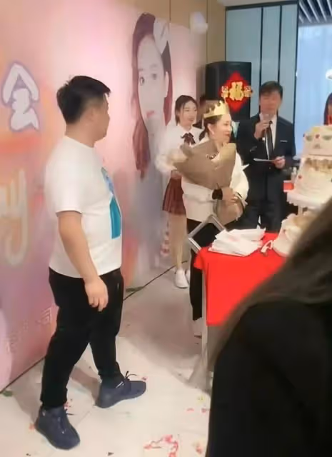 趙本山徒弟丫蛋慶35歲生日,切三層蛋糕排場大,肚子隆起疑懷三胎