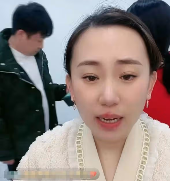 趙本山徒弟丫蛋慶35歲生日,切三層蛋糕排場大,肚子隆起疑懷三胎