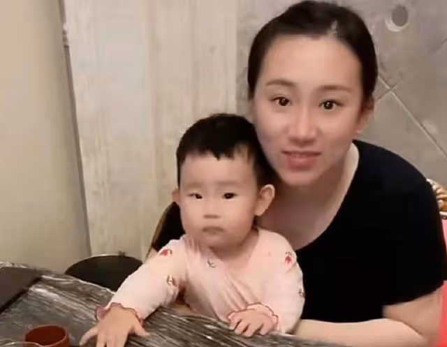 趙本山徒弟丫蛋慶35歲生日,切三層蛋糕排場大,肚子隆起疑懷三胎