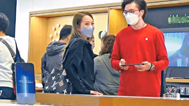 43歲女星遭男友出軌後移民英國！獨自採買行李箱，坦言已沒有留戀