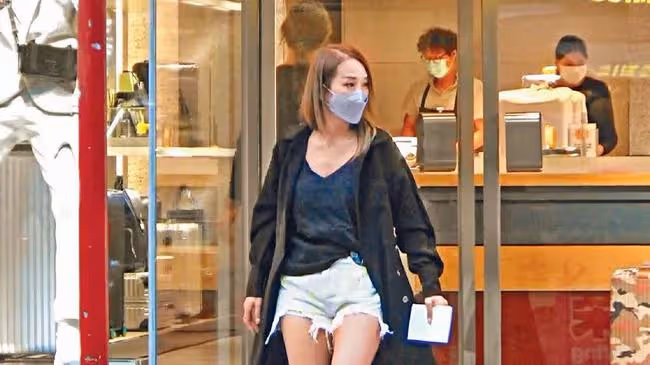43歲女星遭男友出軌後移民英國！獨自採買行李箱，坦言已沒有留戀
