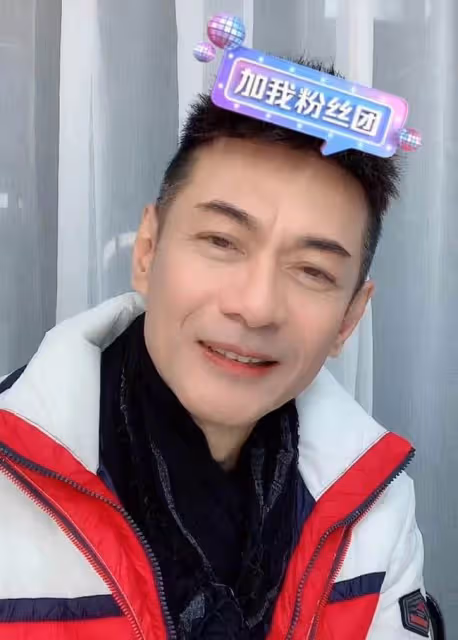 59歲江華宣布復出後首直播,濾鏡下瘦到兩頰凹陷,透露未來將帶貨