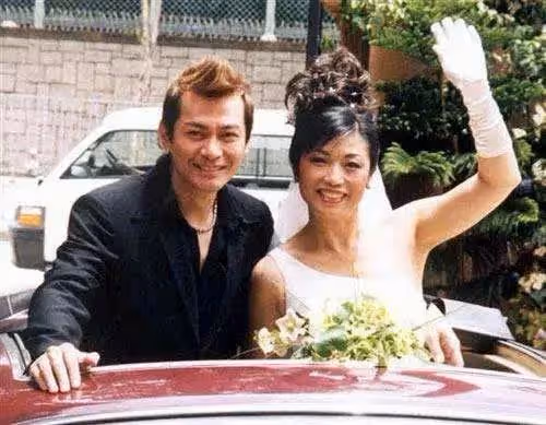 59歲江華宣布復出後首直播,濾鏡下瘦到兩頰凹陷,透露未來將帶貨
