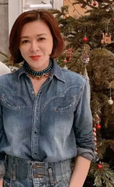 關之琳聚會被偶遇,皮膚比路人白三度太搶眼,59歲仍獨居半山豪宅