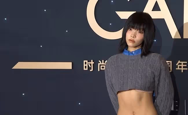 年末紅毯變尷尬現場!24歲女星意外露內衣,無人上場主持被迫中斷