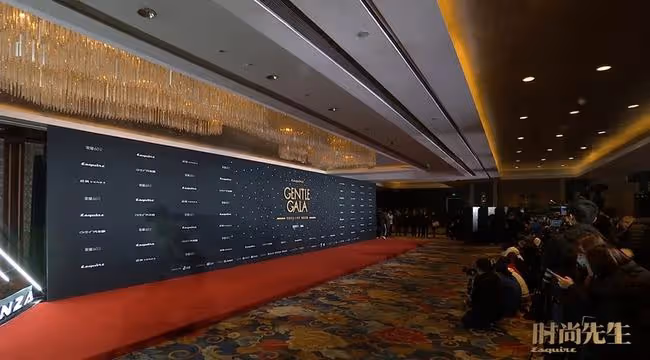 年末紅毯變尷尬現場!24歲女星意外露內衣,無人上場主持被迫中斷