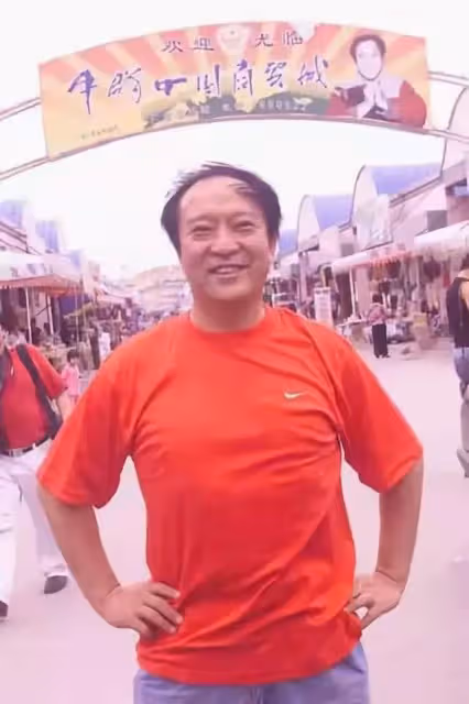 58歲丟官離婚，71歲晚景淒涼，離開馮鞏後，牛群怎麼混成這樣了？
