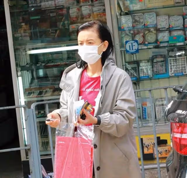 56歲曾華倩素顏購物被拍,深陷脫髮危機,頭頂發量稀疏驚現縫隙