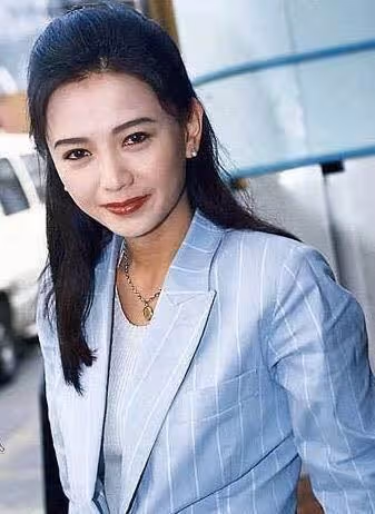56歲曾華倩素顏購物被拍,深陷脫髮危機,頭頂發量稀疏驚現縫隙