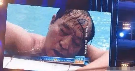 58歲丟官離婚，71歲晚景淒涼，離開馮鞏後，牛群怎麼混成這樣了？