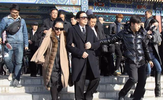 去澳門看演唱會帶幾個保鏢,來北京更帶一車保鏢,他才是隱形富豪