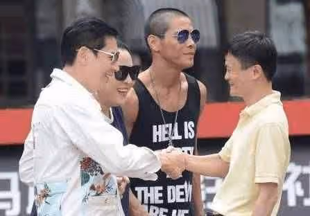 去澳門看演唱會帶幾個保鏢,來北京更帶一車保鏢,他才是隱形富豪