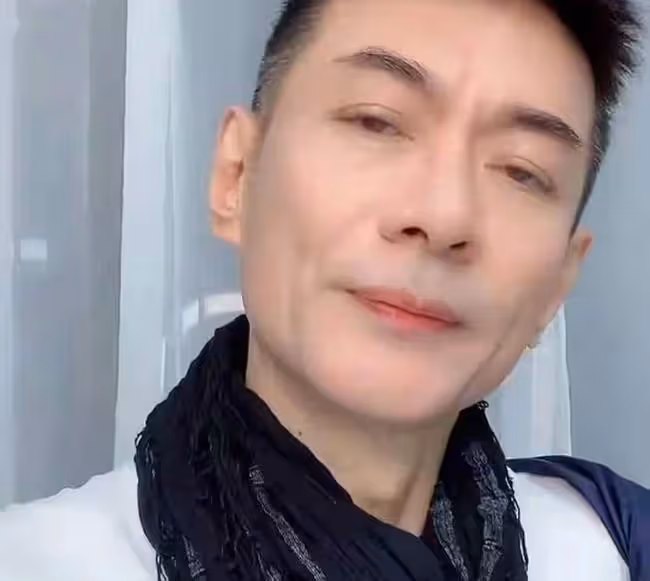 江華帶妻子回內地撈金，透露將直播帶貨！曾說寧願擺地攤也不復出