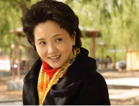 她是娛樂圈最重感情的女人,為丈夫守寡十年,女兒最後求她嫁人