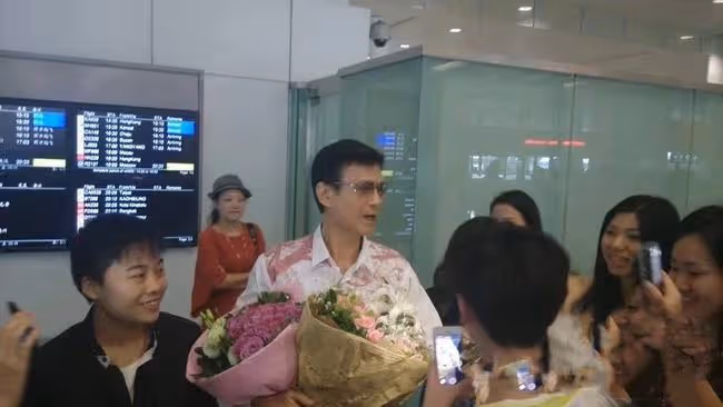 74歲鄭少秋現身機場,皮膚鬆弛青筋暴起,身旁眾多女粉圍繞顯魅力