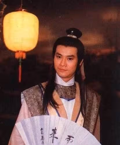 74歲鄭少秋現身機場,皮膚鬆弛青筋暴起,身旁眾多女粉圍繞顯魅力