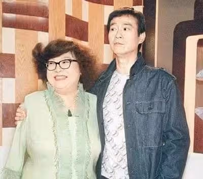 74歲鄭少秋現身機場,皮膚鬆弛青筋暴起,身旁眾多女粉圍繞顯魅力