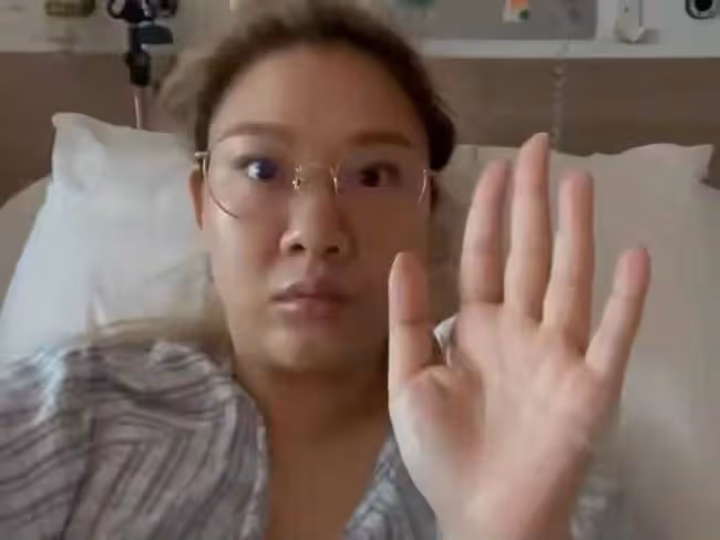 74歲鄭少秋現身機場，皮膚鬆弛青筋暴起，身旁眾多女粉圍繞顯魅力