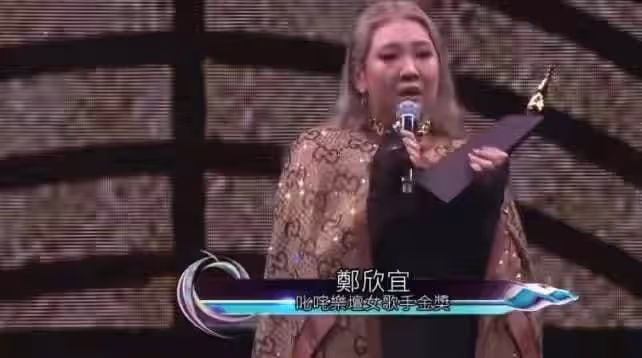 74歲鄭少秋現身機場，皮膚鬆弛青筋暴起，身旁眾多女粉圍繞顯魅力