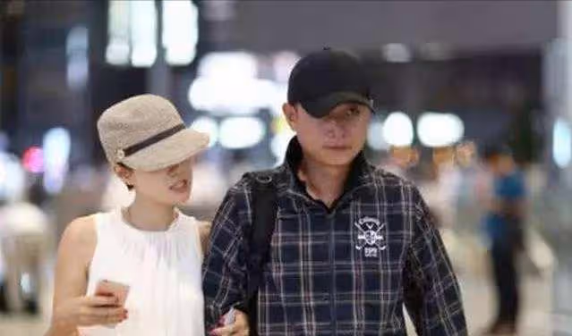60歲花六千萬找男友,二婚再嫁31歲首富的她,過去32年實在得可憐
