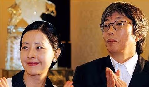 60歲花六千萬找男友,二婚再嫁31歲首富的她,過去32年實在得可憐