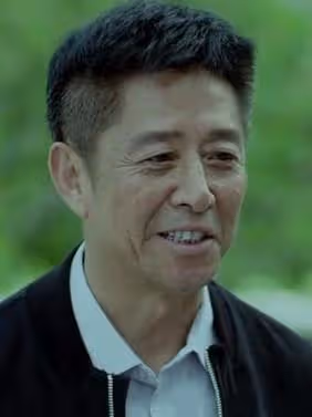 他是「最不務正業」的導演,不僅自己演戲,還帶著妻子、兒子一起