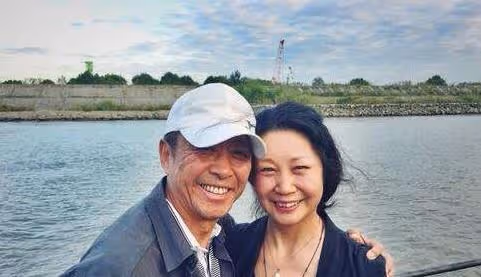 他是「最不務正業」的導演，不僅自己演戲，還帶著妻子、兒子一起