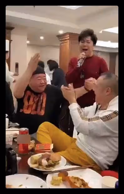 眾戲骨聚會:劉金山挺大肚興致高,75歲侯桐江捧場,桌上菸酒不斷