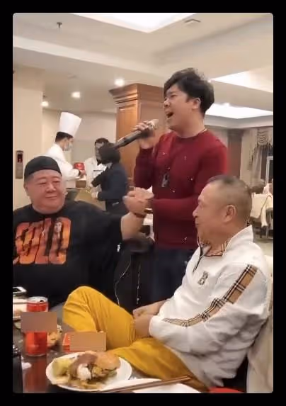 眾戲骨聚會:劉金山挺大肚興致高,75歲侯桐江捧場,桌上菸酒不斷