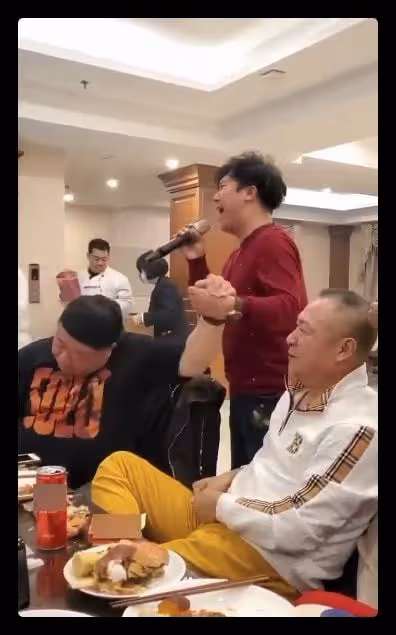 眾戲骨聚會:劉金山挺大肚興致高,75歲侯桐江捧場,桌上菸酒不斷