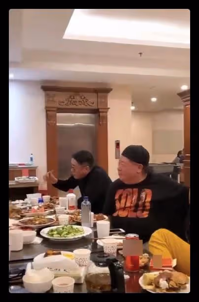 眾戲骨聚會:劉金山挺大肚興致高,75歲侯桐江捧場,桌上菸酒不斷
