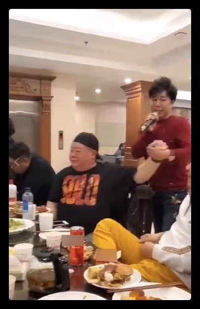 眾戲骨聚會:劉金山挺大肚興致高,75歲侯桐江捧場,桌上菸酒不斷