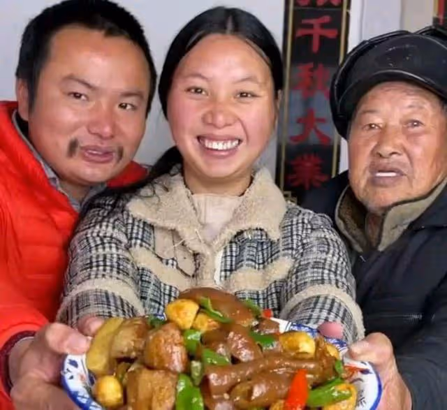網紅牛愛芳怒懟某電視台,否認豪車豪宅,直播間情緒激動忙解釋