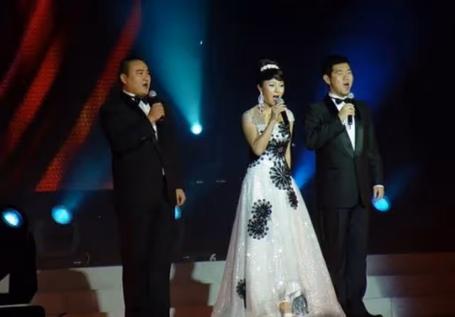 她是高音美女歌唱家,多次亮相春晚,為名利當高官情婦,結局悽慘