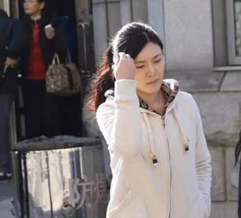她是高音美女歌唱家,多次亮相春晚,為名利當高官情婦,結局悽慘