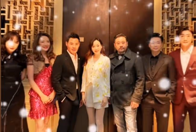 黎耀祥謝天華回家過年,新一批TVB藝人組團回內地,全都是熟面孔