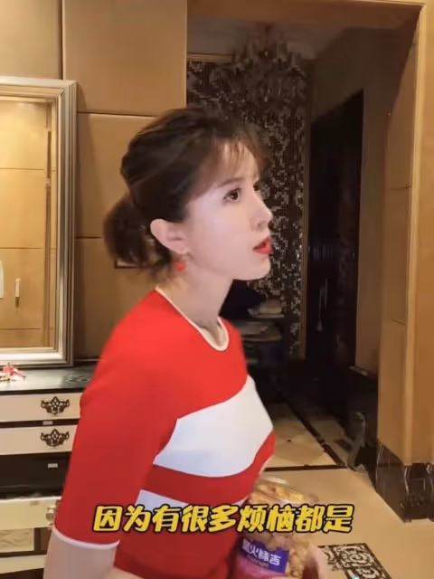 46歲金巧巧近照被嘲像恐怖片,化全黑眼線瞪大眼,本人高素質回應