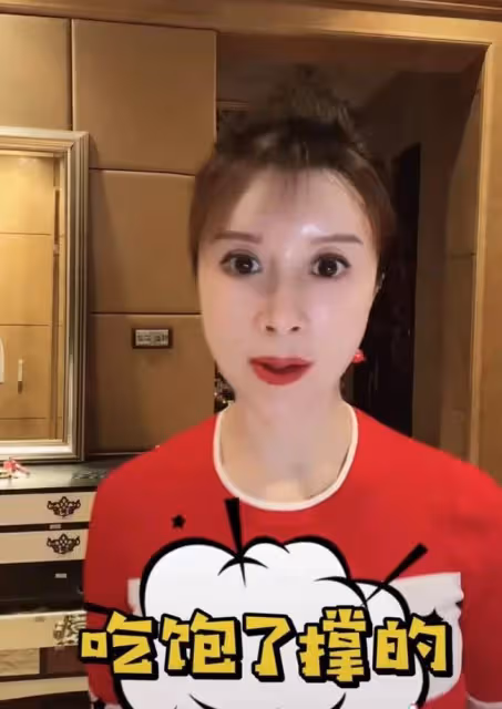46歲金巧巧近照被嘲像恐怖片,化全黑眼線瞪大眼,本人高素質回應
