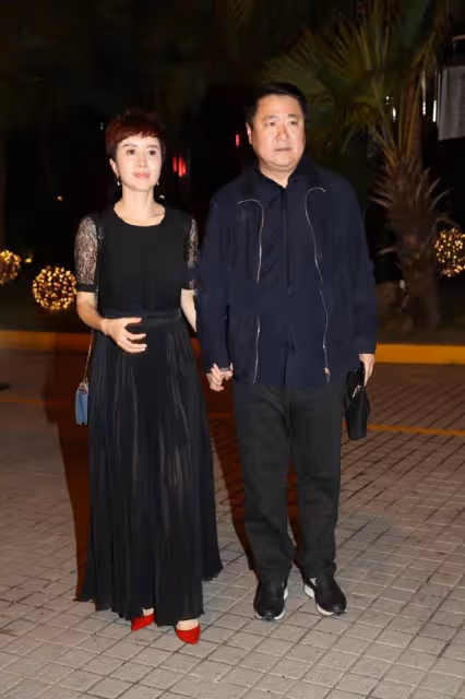46歲金巧巧近照被嘲像恐怖片,化全黑眼線瞪大眼,本人高素質回應