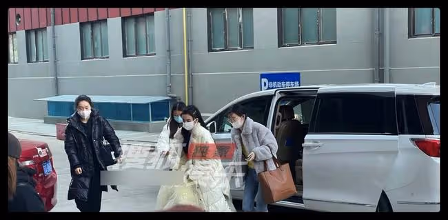 眾星錄製文聯春晚:周深凍到縮一團,「喬家兒女」合體疑同台表演