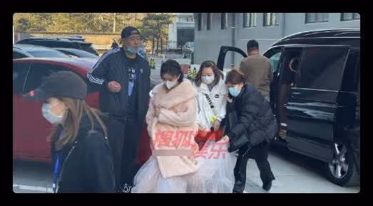 眾星錄製文聯春晚:周深凍到縮一團,「喬家兒女」合體疑同台表演