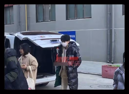 眾星錄製文聯春晚:周深凍到縮一團,「喬家兒女」合體疑同台表演